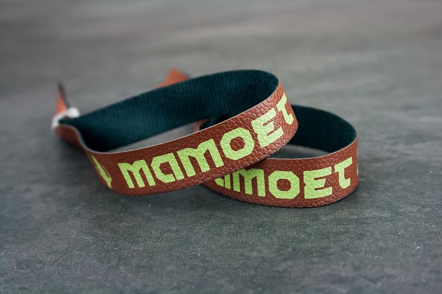 bruine imitatielederen polsbandjes met lichtgroene bedrukking voor 'mamoet'